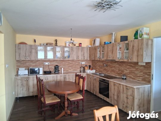 Törökszentmiklós G falu részén igényesen felújított családi ház eladó