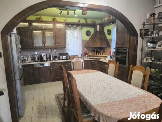 Törökszentmiklóson a felvégen 145 m2 családi ház eladó!