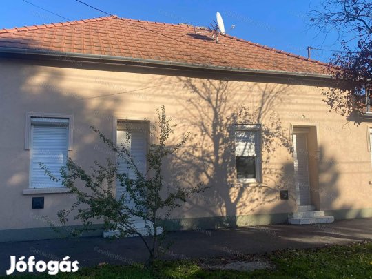 Törökszentmiklóson az Almássy úton 2 bejáratos üzlethelyiség kiadó!