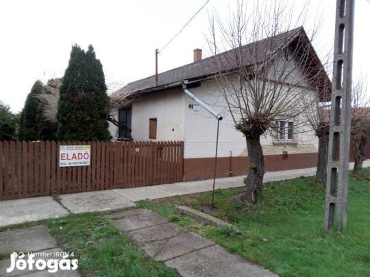 Törökszentmiklóson kertes családi ház eladó!