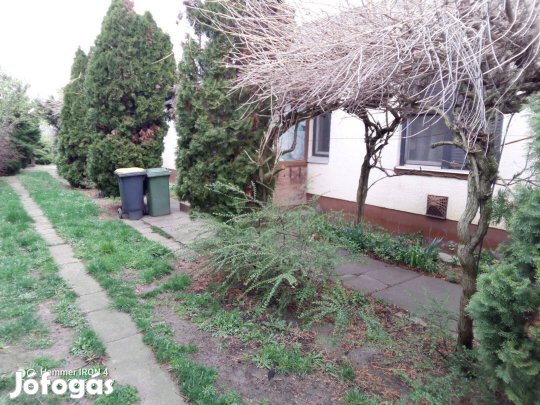 Törökszentmiklóson kertes családi ház eladó!