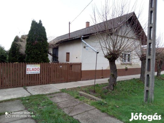 Törökszentmiklóson kertes családi ház eladó!