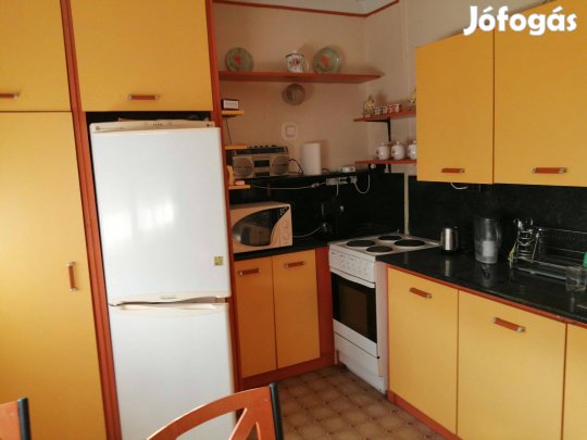 Törsz utcában 2 szobás, bútorozott, gépesített jó állapot lakás kiadó!