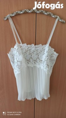 Tört fehér felül csipkés alul pliszírozott pántos blúz