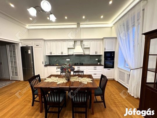 Történelmi Belváros szívében, Fő utcán, egyedülálló bérleti lehetőség!