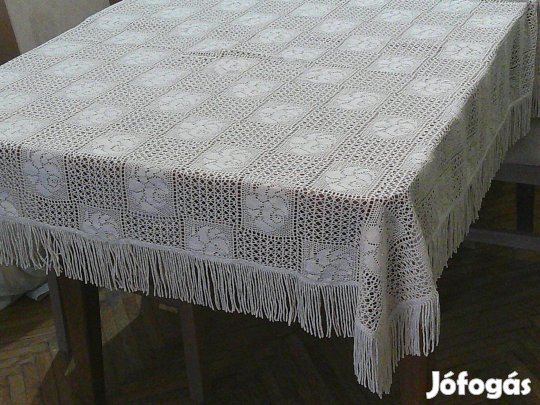 Törtfehér színű rózsás, rojtos klöpli csipke terítő