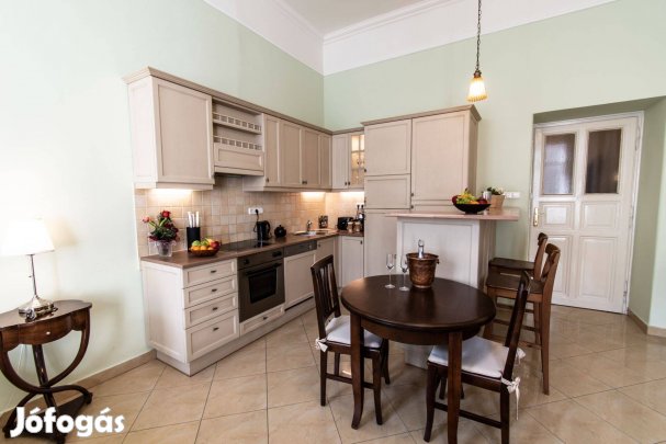 Toszkán stílusú tömörfa étkezőasztal 4 székkel