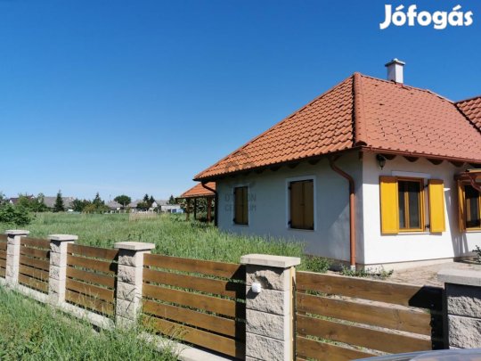 Tótszentmártoni 234 nm-es ház eladó