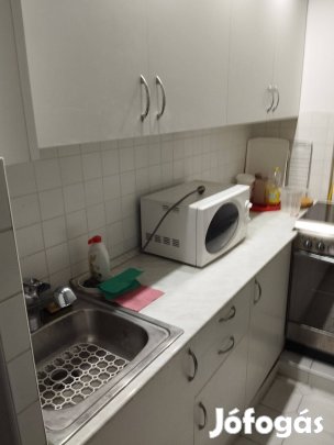 Tóvárosban 4 emeleti 2 szobás 52 m2-es erkélyes panellakás