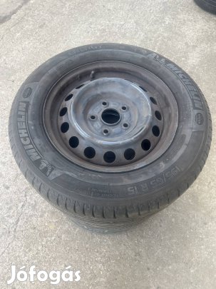 Toyota Auris lemezfelni nyári gumival