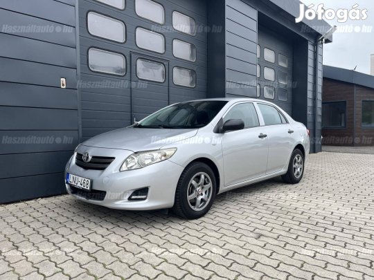 Toyota Corolla Sedan 1.4 D-4D Szervizkönyvszerv...