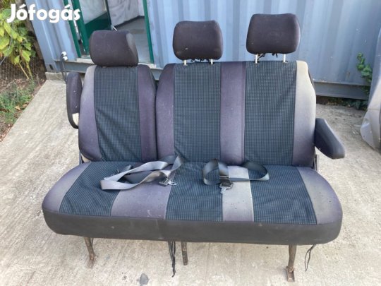 Toyota Hiace középső üléssor övekkel