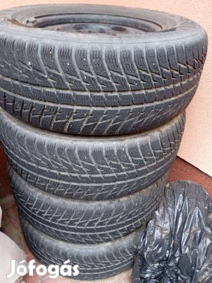 Toyota Hilux gyári lemezfelni téligumival Debrecenben