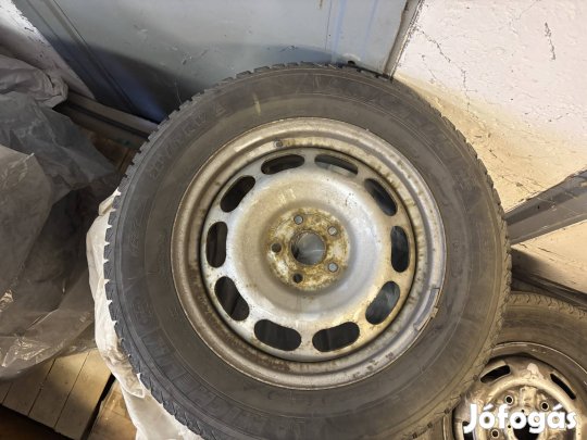 Toyota Rav4 17 acél felni  téli szett csavarokkal 