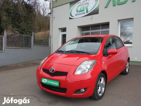 Toyota Yaris 1.33 Active+Cool Szervízkönyv-DIGI...