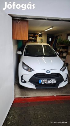 Toyota Yaris Hybrid Comfort vonóhoroggal, szerelt téli kerekekkel elad