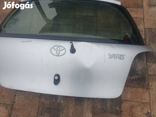 Toyota Yaris csomagtérajtó.