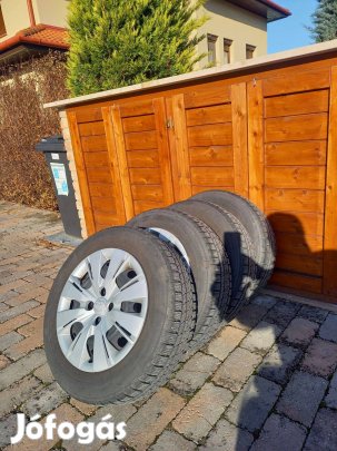 Toyota Yaris lemezfelni téligumival eladó!