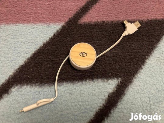 Toyota autós mobiltelefon töltő, fa és műanyag