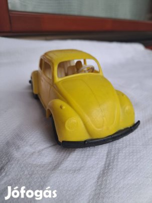 Trafikos VW bogár a 70-es évekből