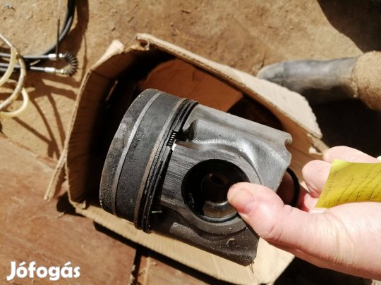 Traktor dugattyú JCB Perkins motorból ,nagyméretű , Dekoráció