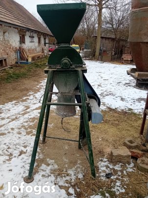 Traktor hajtású kalapácsos daráló