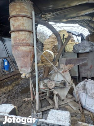 Traktor meghajtású terménydaráló