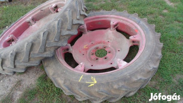 Traktor mintás gumi felnivel talán MF traktoré csere is érdekel