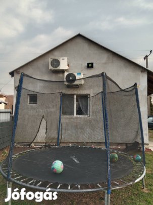 Trambulin ugráló 