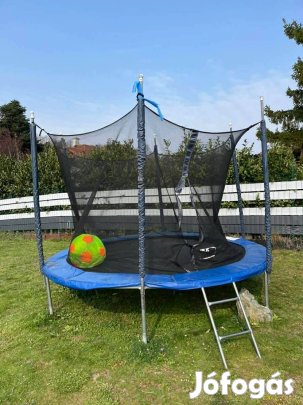 Trambulin védőhálóval