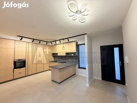 Trendi lakás , az Árkád szomszédságában !