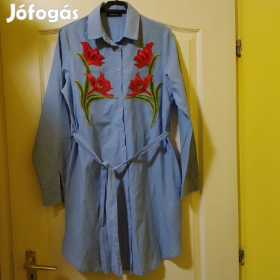 Trendyol hímzett piros virágos zsebes, öves női ruha 36