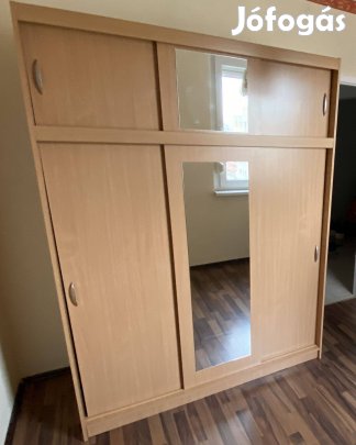 Tripla tolóajtós szekrény