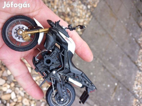 Triumph Tiger 800 modell makett motor 1/18