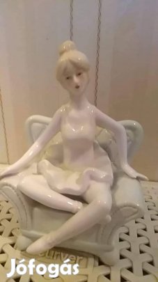 Trónoló leány nipp porcelán