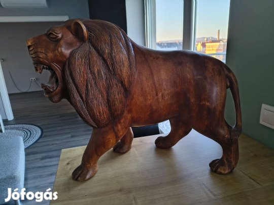 Trópusi fából, kézzel faragott, oroszlánt ábrázoló szobor pár