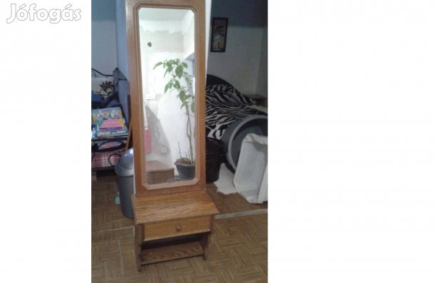 Tükör kisszekrénnyel