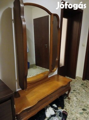 Tükrös előszbaszekrény