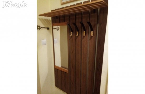 Tükrös előszobafal