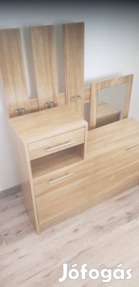 Tükrös előszobafal