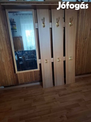 Tükrös előszobafal