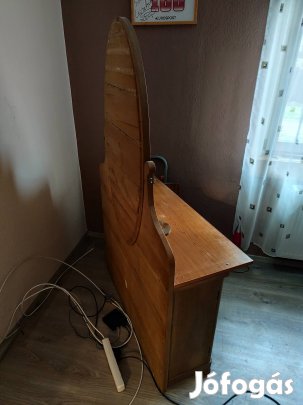 Tükrös fésülködő asztal