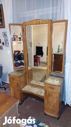 Tükrös fésülködő pipere bútor