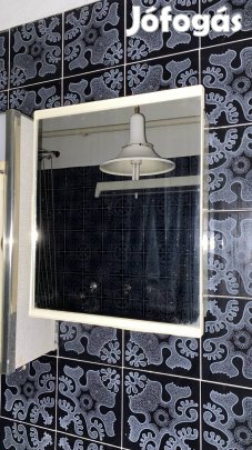 Tükrös fürdőszobaszekrény