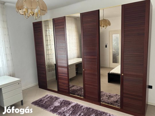 Tükrös gardrób szekrény / lamellás akasztós polcos hálószoba bútor