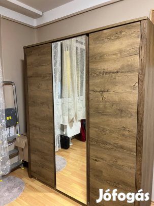 Tükrös gardróbszekrény