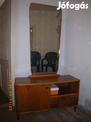 Tükrös szekrény eladó
