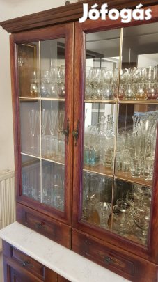Tükrös üveges tálalós szekrény jó állapotban