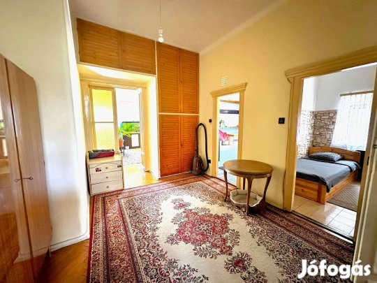 Tulajdonostól 3 szobássá alakítható, erkélyes lakás garázzsal, pincév,