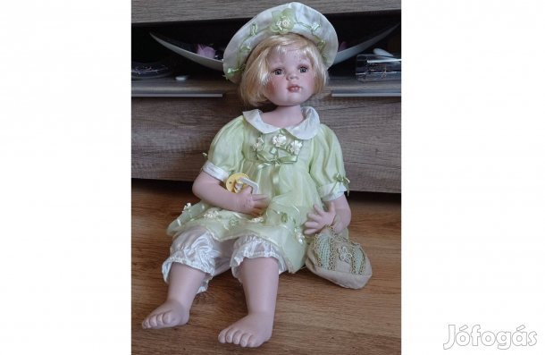 Tündéri nagyméretű porcelán baba 60cm